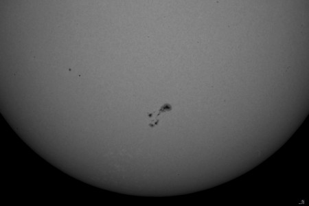 Taches solaire N° 2396 du 06 08 2015 , une seul photo traité CS6 , Canon 600D derriere ma lunette 80ED sur monture vixen new polaris , + Barlow x3 + Filtre astrosolar Baader D3.8 + Filtre continuum